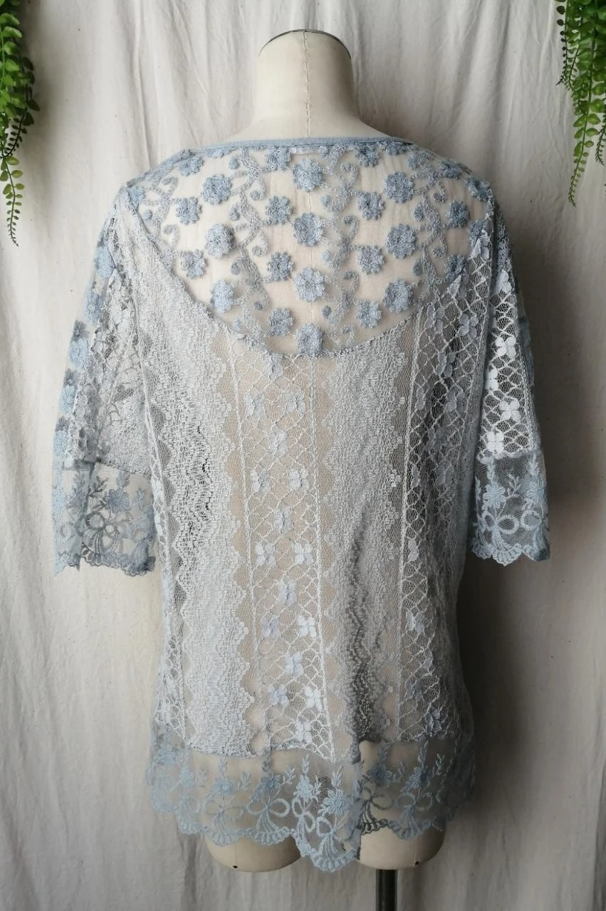 Blusa romántica mangas 3/4 en encaje transparente azul cielo "Made in Italy" – photo 4